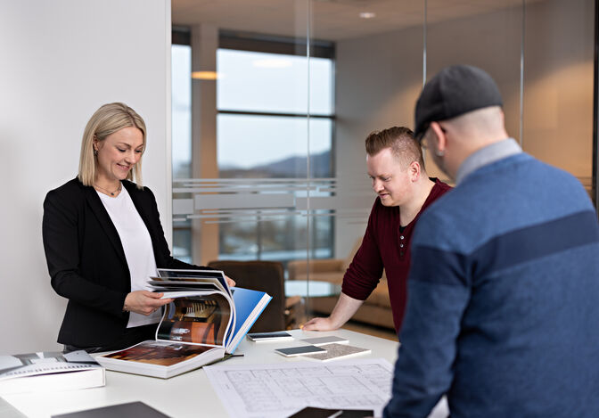 Arkitekter jobber med forslagstegning